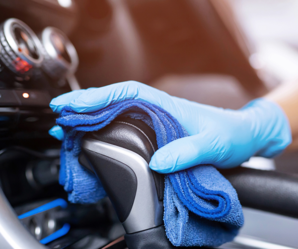 Nettoyage intérieur de voiture à domicile – tapis, moquettes et portières impeccables et frais.